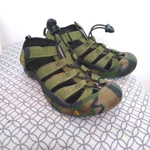 Kids camo Keen Newport H2 sandals, sz 5 youth